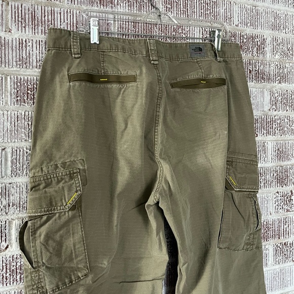 EUC men’s NorthFace cargo pants—size 36 waist - Picture 5 of 6
